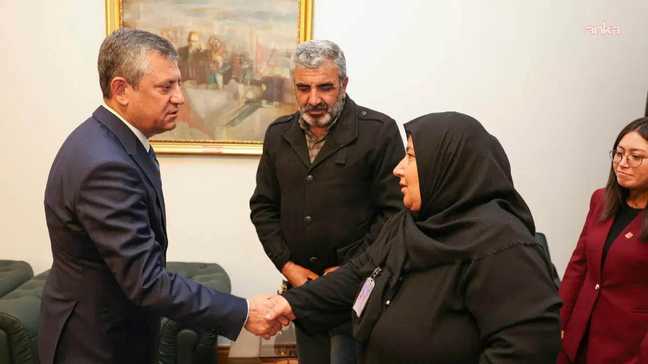CHP Genel Başkanı Özel, Rojin Kabaiş'in ailesi ve katledilen Ayşe Tokyaz'ın ikiz kardeşi Esra Tokyaz ile görüştü